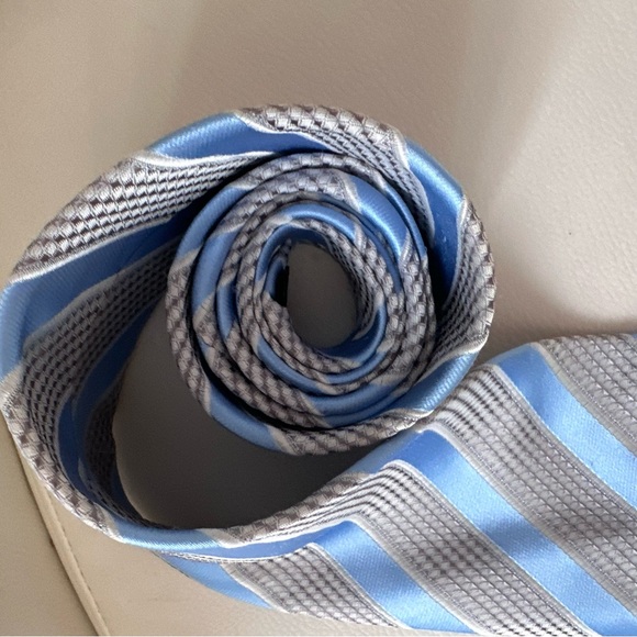 Louis Vuitton Silk Tie - Picture 3 of 14